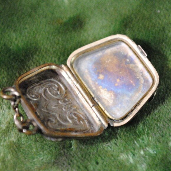 Antique Victorian Two-Sided Engraved Gold-filled Purse Locket Taille d'Épargne - Picture 8 of 9